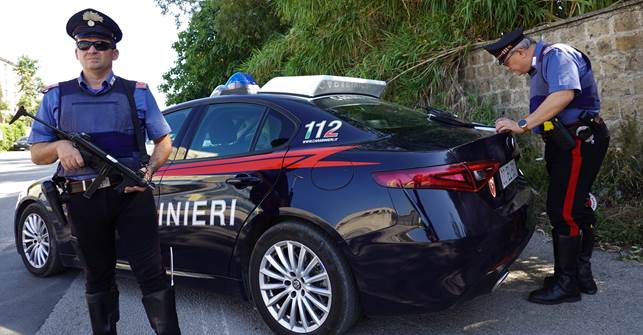 MONDRAGONE – Controlli serrati dei carabinieri ai ‘Palazzi Azzurri’, denunciate 25 persone